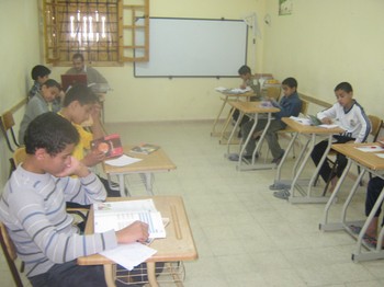طلاب متوسطة تاونزة العلمية في تربص مغلق تحضيرا لمسابقة دولية في المطالعة